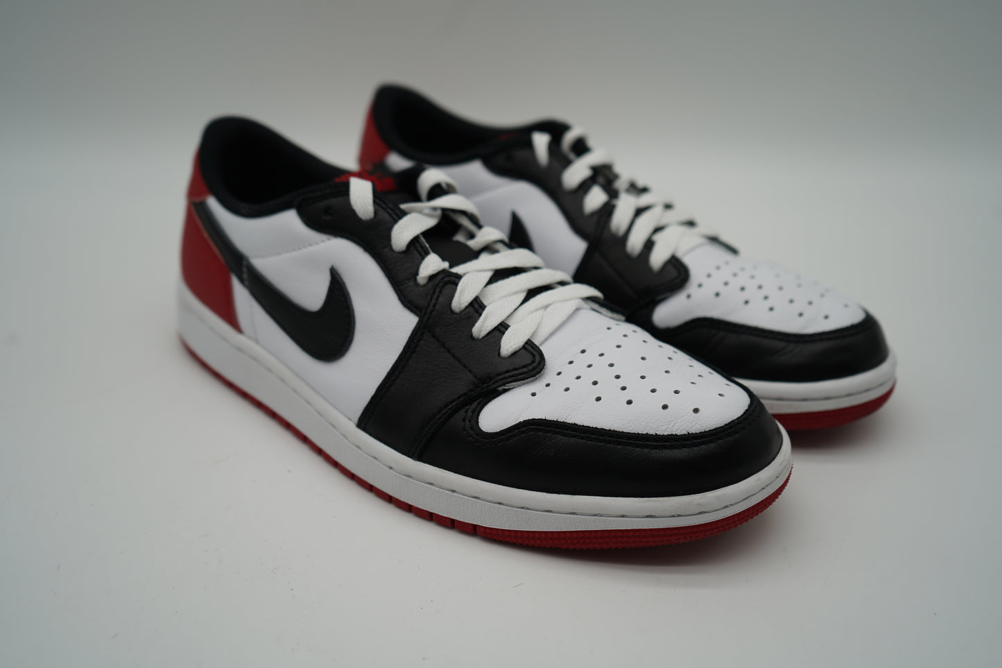 Jordan 1 Retro Low OG Black Toe (2023)