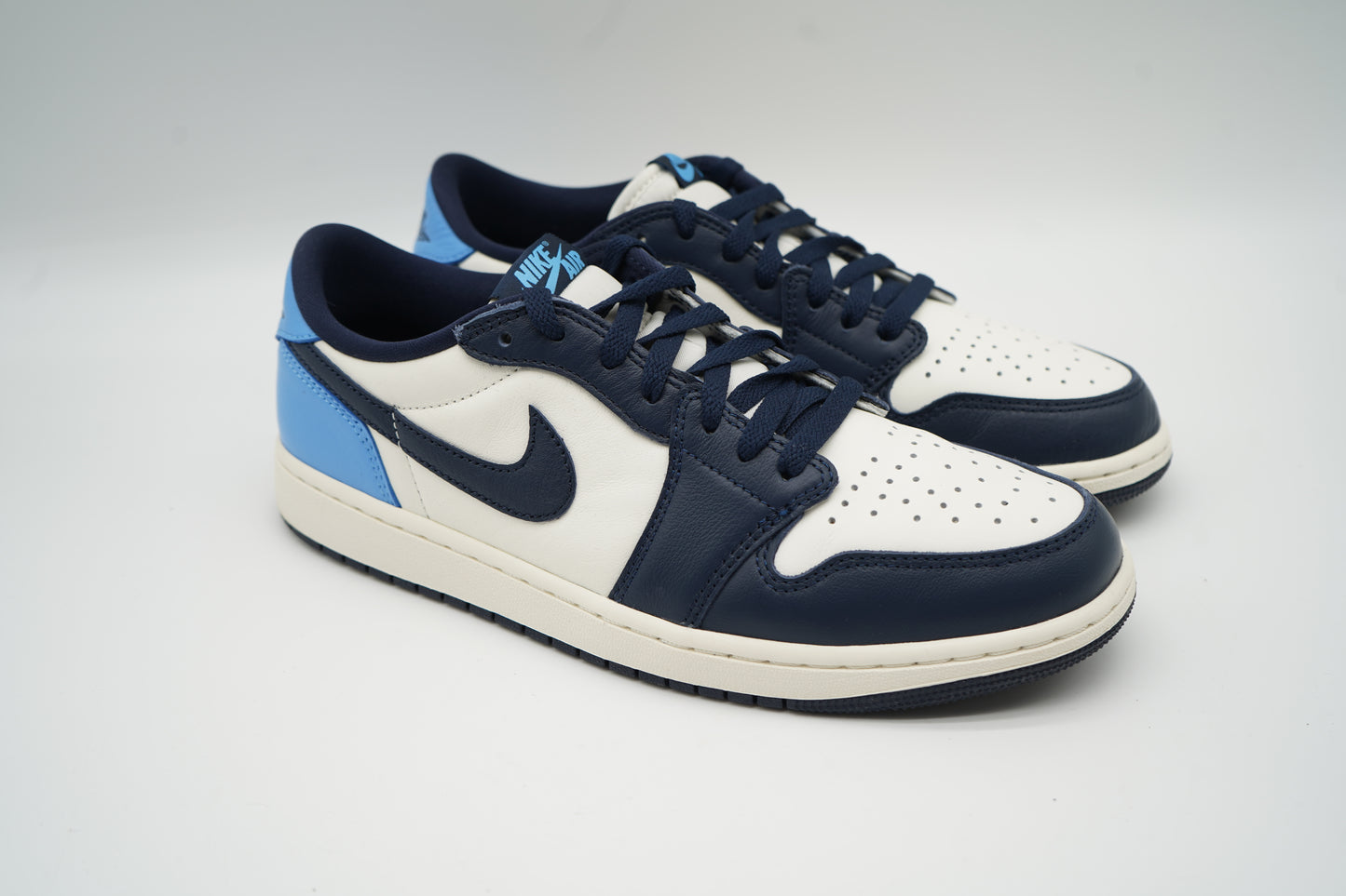 Jordan 1 Low OG Obsidian UNC