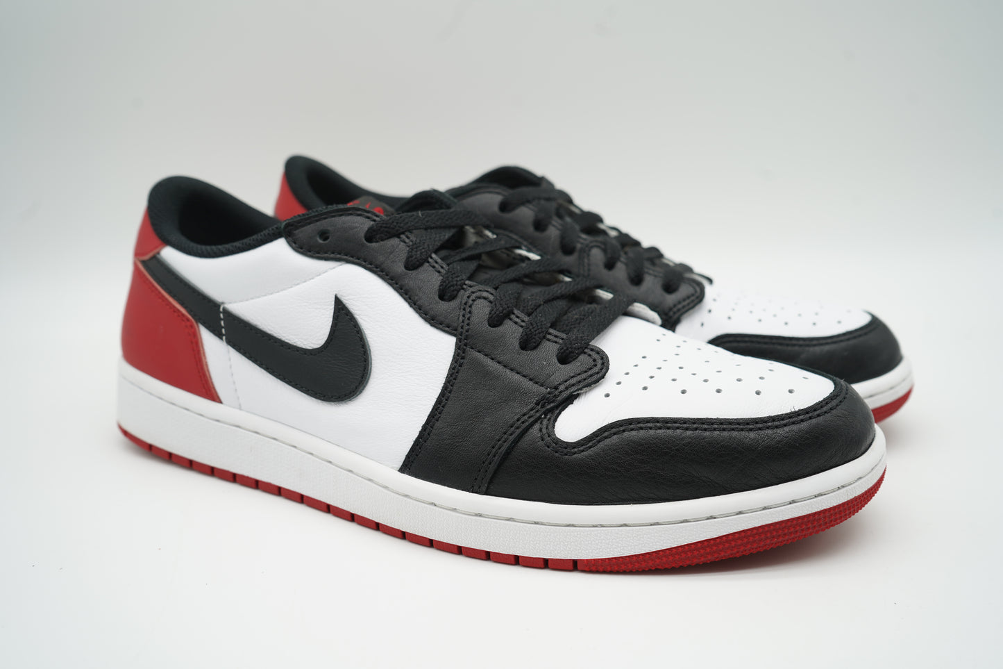 Jordan 1 Retro Low OG Black Toe (2023)