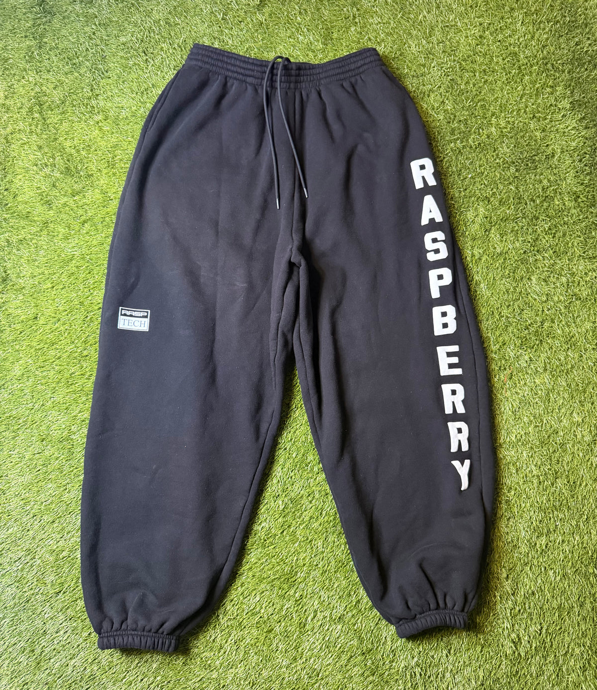 GV Gallery Raspberry Hills Black Weekday Baggy Sweatpants